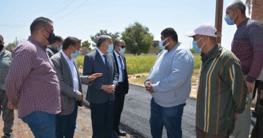 محافظ المنيا يتابع تنفيذ مشروعات المرحلة الأولى من مبادرة حياة كريمة بقرية الكمال