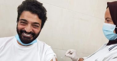 حميد الشاعرى يتلقى الجرعة الأولى من لقاح فيروس كورونا