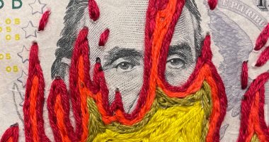 فنانة تحول الصور الأيقونية على الدولار الأمريكى إلى أعمال فنية