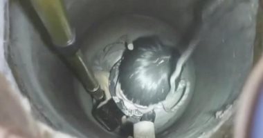 رجال إطفاء صينيون ينقذون طفلا سقط فى بئر مهجورة باستخدام حفار.. فيديو