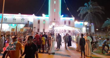 المئات يؤدون أول صلاة تراويح بمساجد أسوان.. فيديو وصور