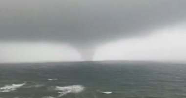 لقطات لتجمع عواصف مائية ضخمة قبال سواحل فلوريدا.. فيديو