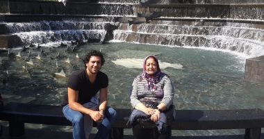 حسن الرداد ينشر صورة لوالدته الراحلة.. ويعلق: ضحكتك وروحك معايا طول الوقت