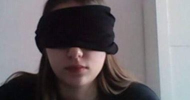 معلمة إيطالية تطلب من طالبة بتغطية عينيها خلال الامتحان لمنعها من الغش.. اعرف القصة