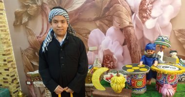 بلدنا الحلوة.. شاب قبطى يصنع فوانيس رمضان ويوزع هدايا على المسلمين بالإسكندرية