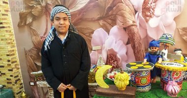 بلدنا الحلوة.. "أندرو" يصنع فوانيس ويوزع الهدايا على المسلمين بمناسبة رمضان فى الإسكندرية.. تعلم من والده تقديم التهانى بمناسبة الشهر الكريم منذ صغره.. ووالدته: الأهالى بيحبوه وينتظرون تهنئته كل عام.. صور