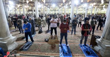 المصلون يلتزمون بالإجراءات الاحترازية فى صلاة التراويح بمسجد الحسين