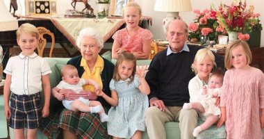 قصر باكنجهام ينشر صورا جديدة للأمير الراحل فيليب مع أفراد العائلة المالكة