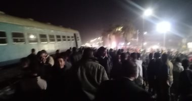 10 إصابات فى حادث خروج قطار القاهرة عن القضبان قرب محطة منيا القمح.. صور