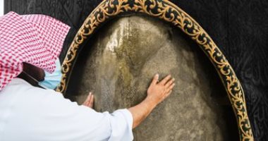 رئيس الحرمين يضع أفخر أنواع الطيب على الحجر الأسود مع بداية رمضان.. صور