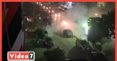 حريق بسيارة فى مدينة نصر والعشرات يحاولون السيطرة عليه.. فيديو