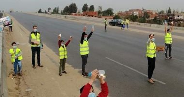 100 شاب يتطوعون لإفطار الأهالى على الطريق الإقليمى بالمنوفية.. صور