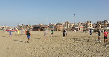 يا حلاوة الشمس والهوا.. ممارسة الرياضة وسط أجواء رمضانية على شاطئ بورسعيد