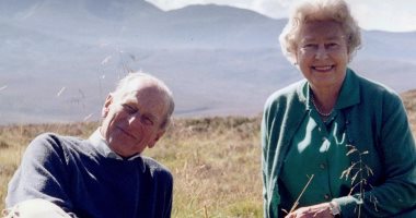 صورة عمرها 18 عاما تجمع الملكة إليزابيث والأمير فيليب على قمة اسكتلندية