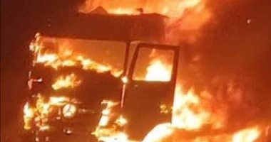 اشتعال النيران في سيارة نقل "تريلا" بطريق غارب الغردقة وإصابة سائقها 