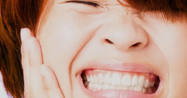 حساسية الأسنان.. لماذا تشعر بالألم من الأيس كريم والمشروبات الساخنة؟