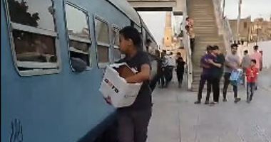 الشراقوة عزموا القطار .. متطوعون يقدمون وجبات الإفطار لركاب القطار.. فيديو