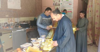 "مطبخ الهنا".. شباب قنا يقدمون وجبات لإفطار الصائمين الأكثر احتياجا فى رمضان.. صور