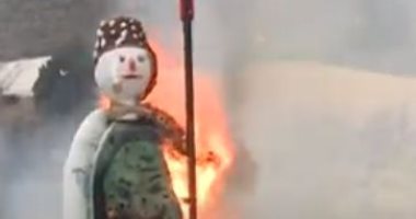 سكان سويسرا يحرقون دمية "رجل الثلج" لتوديع الشتاء واستقبال الصيف.. فيديو