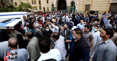وصول جثمان الكاتب مصطفى محرم بعد انتهاء صلاة الجمعة بمسجد السيدة نفيسة