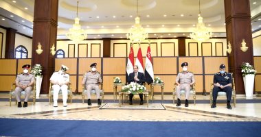 الرئيس السيسي يناقش مع قادة القوات المسلحة موضوعات الأمن القومى المصرى
