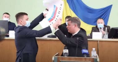 فيديو.. عراك بين نائبين أوكرانيين بسبب علم روسيا