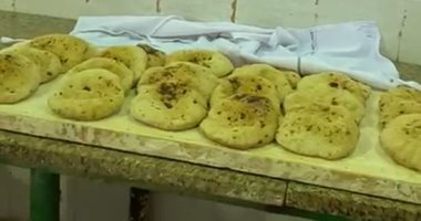 رمضان في السجن.. نزلاء خلف الأسوار يصنعون الخبز قبل الإفطار.. فيديو