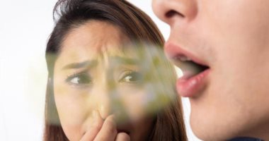 أسباب رائحة الفم الكريهة.. منها تنظيف الأسنان بشكل غير صحيح