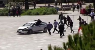 شاب يوقف سيارة تتحرك بجنون فى شوارع ألبانيا على طريقة أفلام الأكشن.. فيديو