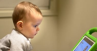 دراسة: قضاء الرضع لوقت طويل أمام الشاشات يؤدى لضعف وظائف المخ