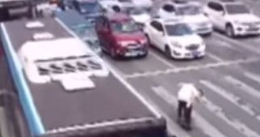 مشهد إنسانى لشرطى صينى يحمل عجوز لمساعدته على عبور إشارة المرور.. فيديو