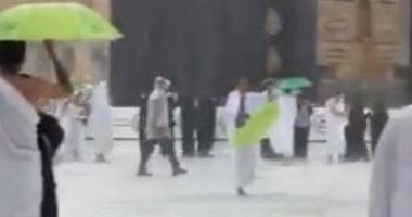 منتصف رمضان.. هطول أمطار غزيرة على ساحات المسجد الحرام.. فيديو وصور