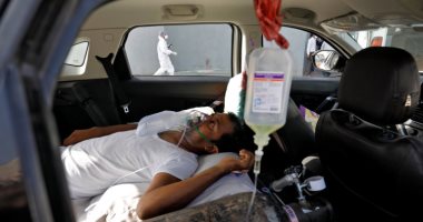 صور صادمة بالهند لعلاج مرضى كورونا بسياراتهم لعدم وجود أماكن بالمستشفيات