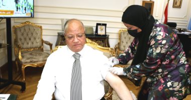 محافظ القاهرة يتلقى اللقاح المضاد لفيروس كورونا