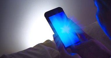 دراسة تحذر: الضوء الأزرق المنبعث من الهواتف قد يسبب البلوغ المبكر لدى الأطفال