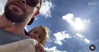 كريس هيمسوورث ينجح في إيجاد طريقة لإرهاق أطفاله بالركض وراء الخرفان.. فيديو