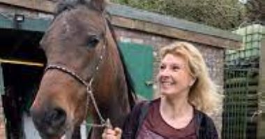 "المهرة إيزيس" وصاحبتها.. قصة بريطانية تواجه تهم تمويل إرهاب بسبب اسم حصان