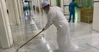 شاهد وزير ماليزى ينظف المسجد الحرام من أثار الأمطار مع عمال الحرمين