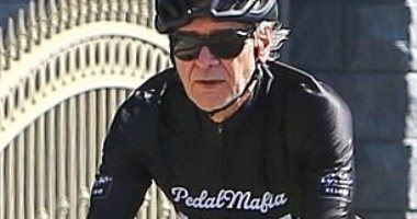 هاريسون فورد يستمتع بقيادة الدراجة فى شوارع كاليفورنيا رغم اقترابه من الـ80