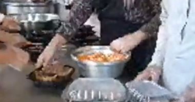 طلاب وشباب الشرقية يجهزون 400 وجبة يومية لتوزيعها على الصائمين بالمجان.. فيديو