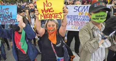 أم كولومبية تستخدم "الحزام" لإخراج ابنها من الاحتجاجات العنيفة