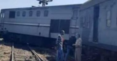 السكة الحديد تدفع بونش لرفع قطار دمياط.. وتؤكد: لم يسفر عن أى إصابات