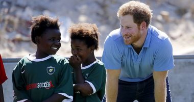 الأمير هارى يحتفى بجهود مؤسسته الخيرية لمساعدة أطفال أفريقيا لمواجهة الأوبئة
