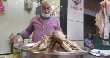 سلطان الفسيخ بالبحيرة.. مصطفى الصعيدى 50 عاما على مزاج المصريين.. فيديو وصور