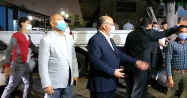 محافظ القاهرة يعنف رئيس حى شرق بعد ضبط مقهى تغلق الشارع وتقدم الشيشة