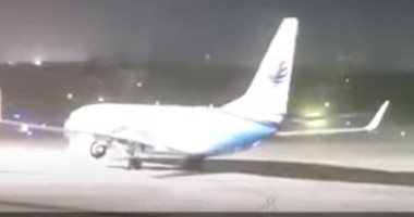 طائرة تدور حول نفسها أثناء توقفها على المدرج بسبب عاصفة قوية.. فيديو وصور