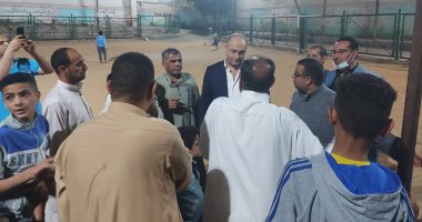 أحمد رمزى نائب التنسيقية يتابع إنهاء أعمال تطوير الملعب بمركز شباب قرية نكلا