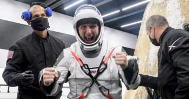 رائد فضاء أمريكى يحتفل بلحظة عودته إلى الأرض بعد غياب 6 أشهر 