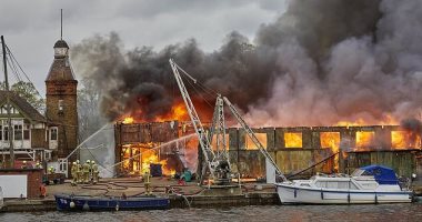 اندلاع حريق كبير فى حوض للقوارب بالقرب من نهر التايمز ببريطانيا.. فيديو