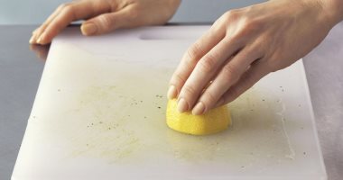 حيل سهلة لتنظيف منزلك قبل العيد.. الليمون لتنظيف ألواح التقطيع والملح للبالوعات